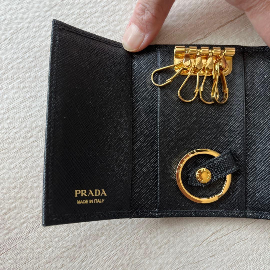 美品！プラダ PRADA キーケース ネロ サフィアーノ レザー メタル 4連