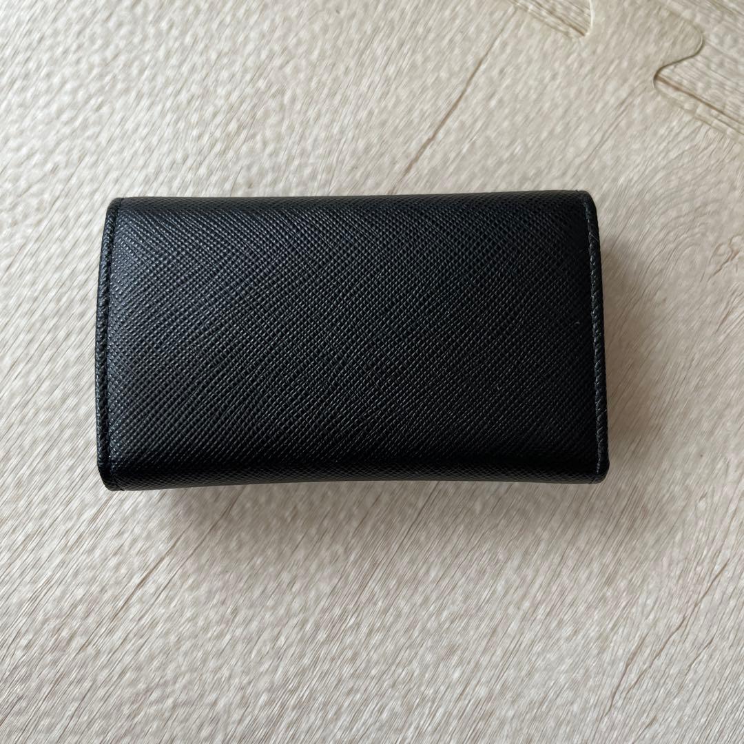 美品！プラダ PRADA キーケース ネロ サフィアーノ レザー メタル 4連