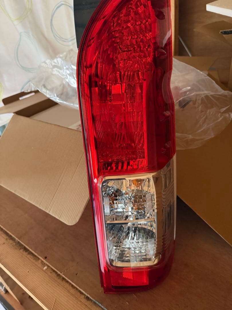 ハイエース純正テールライト　新車外し品