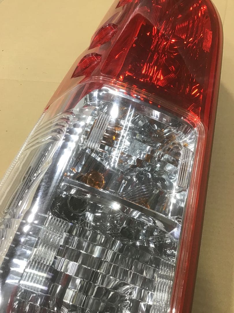 ハイエース　テールランプ　左