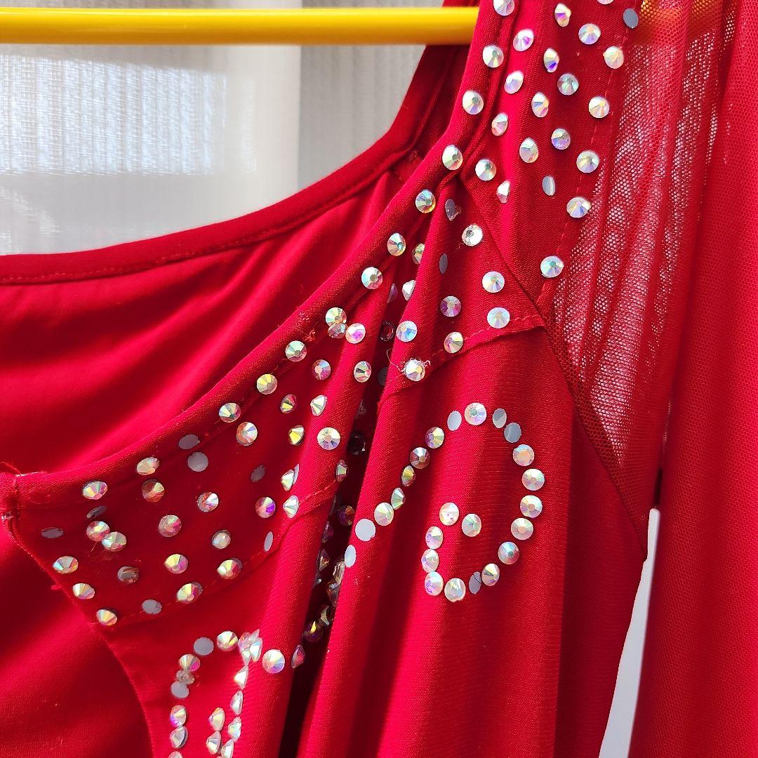 赤いフレアドレス スパンコール装飾