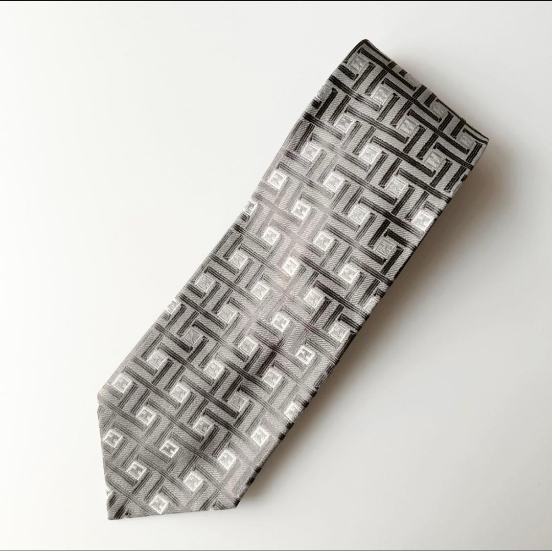 【タグ付未使用】FENDI シルクネクタイ ズッカ柄 幾何学模様 刺繍 シルバー