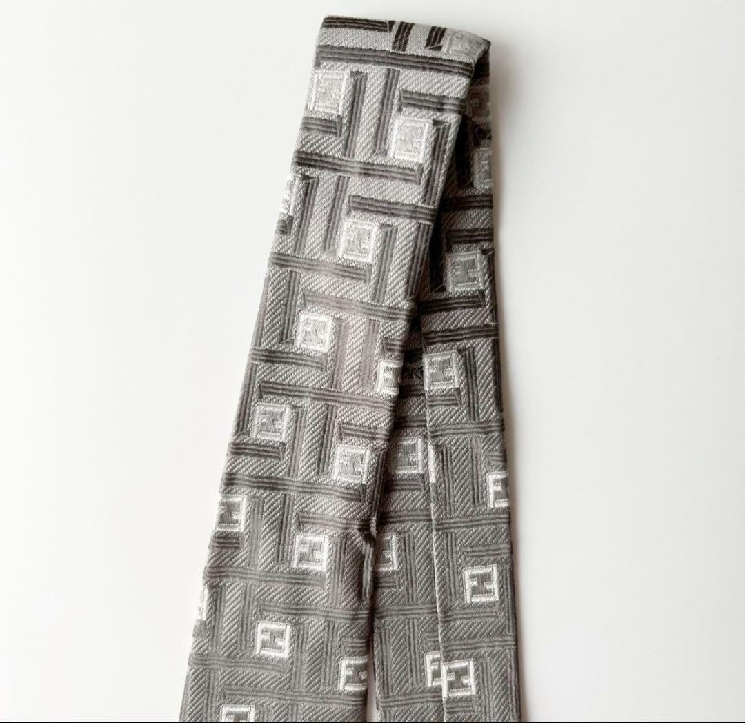 【タグ付未使用】FENDI シルクネクタイ ズッカ柄 幾何学模様 刺繍 シルバー