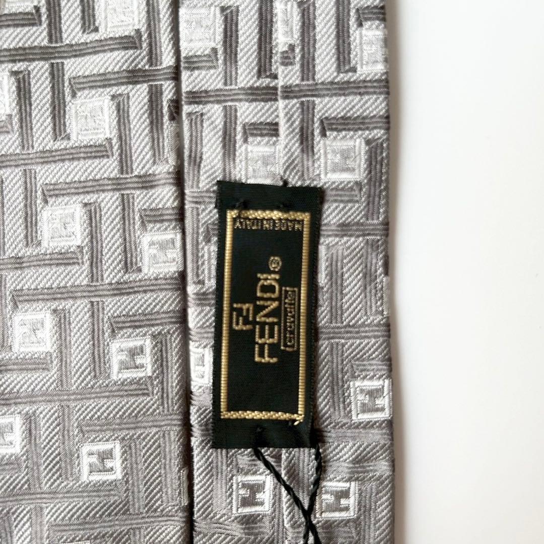 【タグ付未使用】FENDI シルクネクタイ ズッカ柄 幾何学模様 刺繍 シルバー