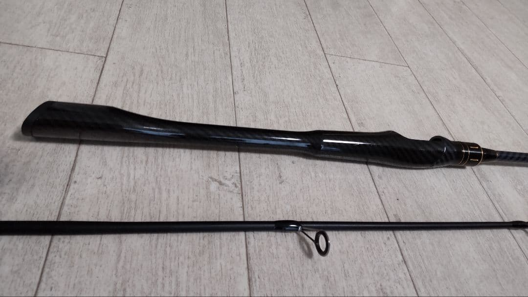 カーボンファイバー ルアーロッド 、２ピース。ブラック系。