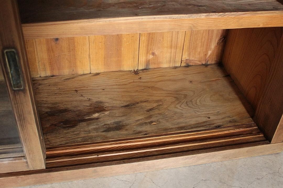 古く味のある木枠ガラス戸棚　食器棚　水屋　キャビネット　古家具