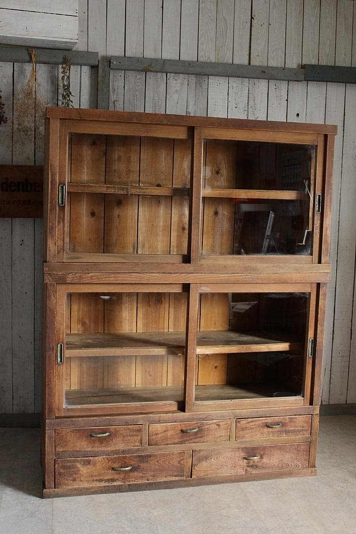古く味のある木枠ガラス戸棚　食器棚　水屋　キャビネット　古家具