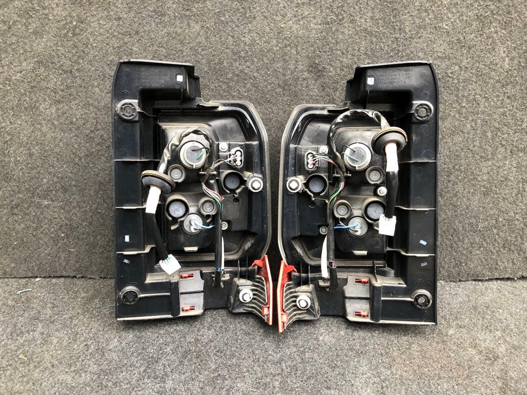 タフトダイハツ 6BA-LA900S テールライト 左右 テールランプ