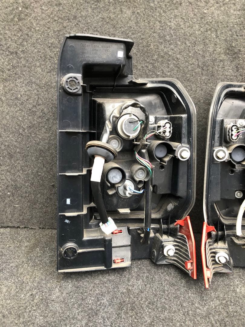 タフトダイハツ 6BA-LA900S テールライト 左右 テールランプ