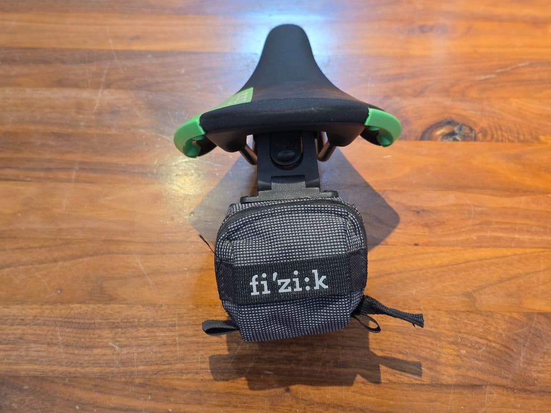 Fizik アリアンテ　ALIANTE　R3　サドル 緑　フィジーク