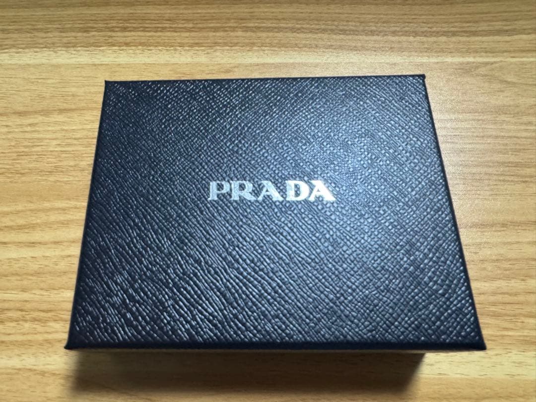 プラダ サフィアーノトライアングル キーケース