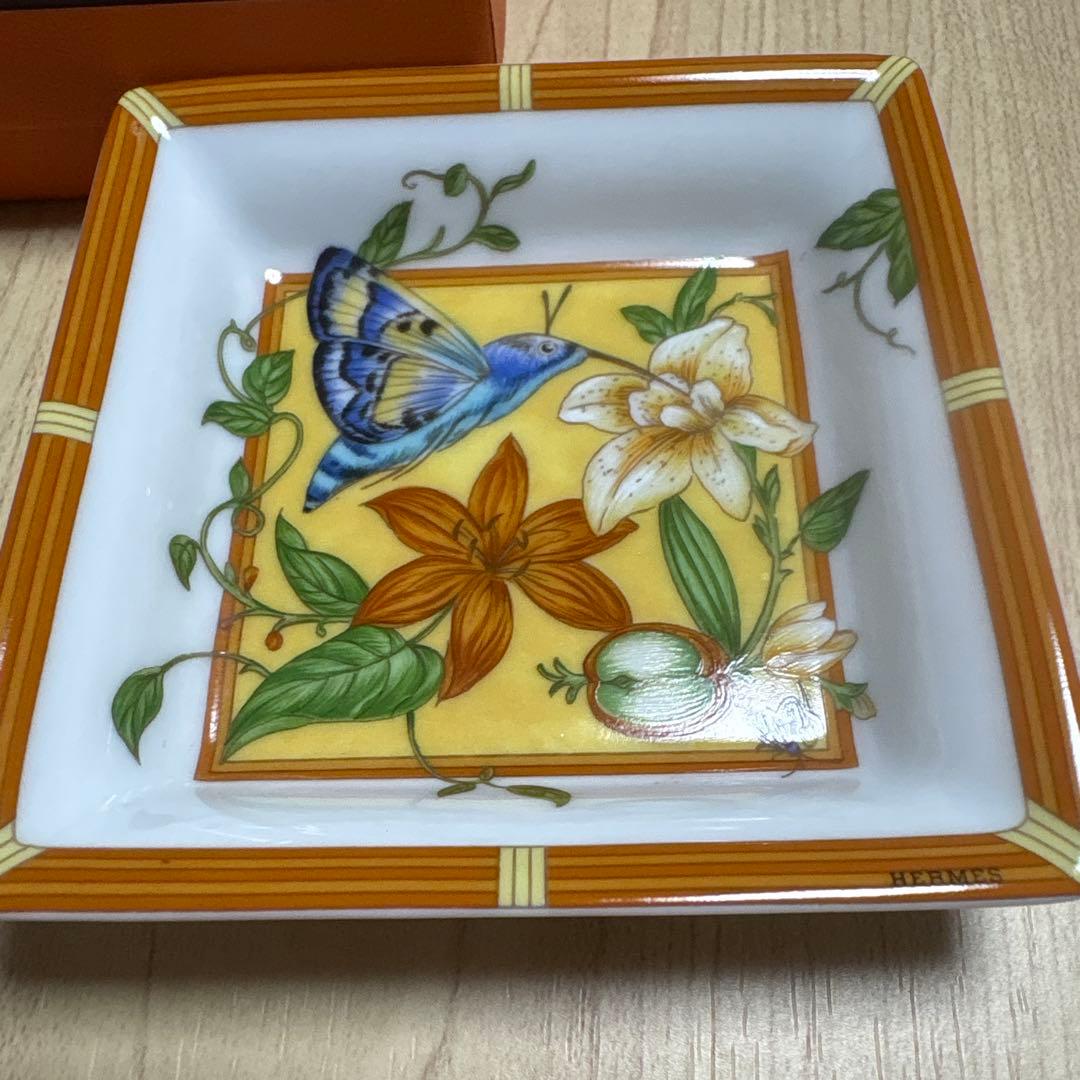 HERMES 花と蝶の陶器トレイオレンジ マルチカラー アクセサリートレイとして