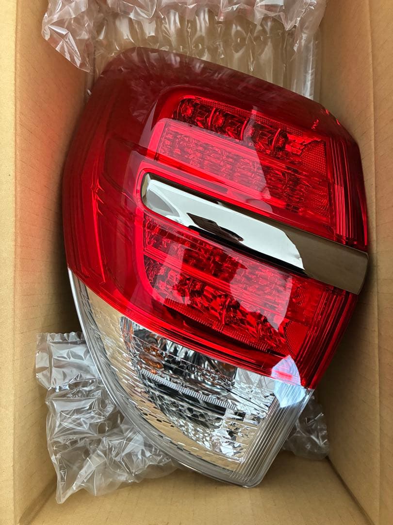 トヨタ ヴァンガード 左右純正テールランプ 後期 新品美品