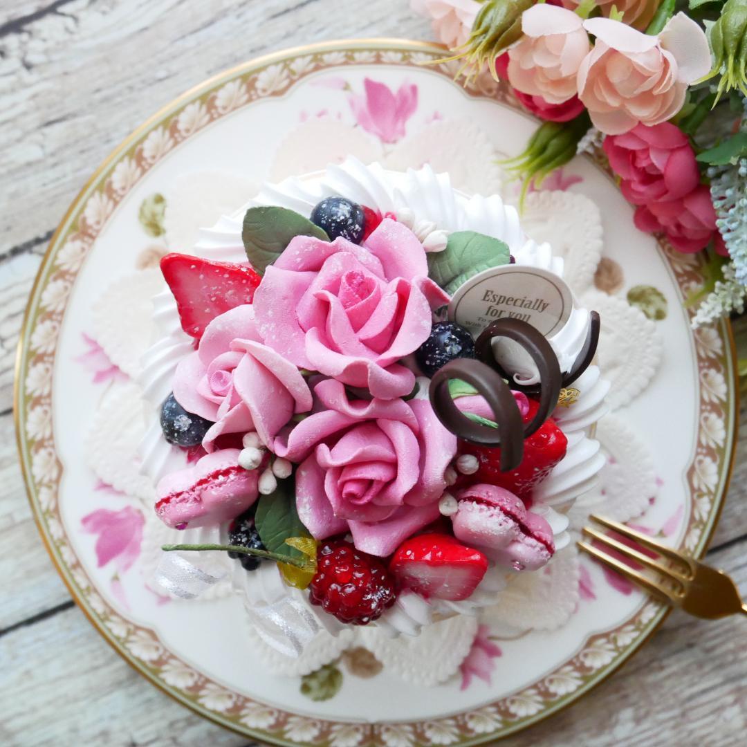 【マロングラッセ様】フェイクスイーツ◆薔薇＆マカロン飾り♡苺の華やかデコケーキ