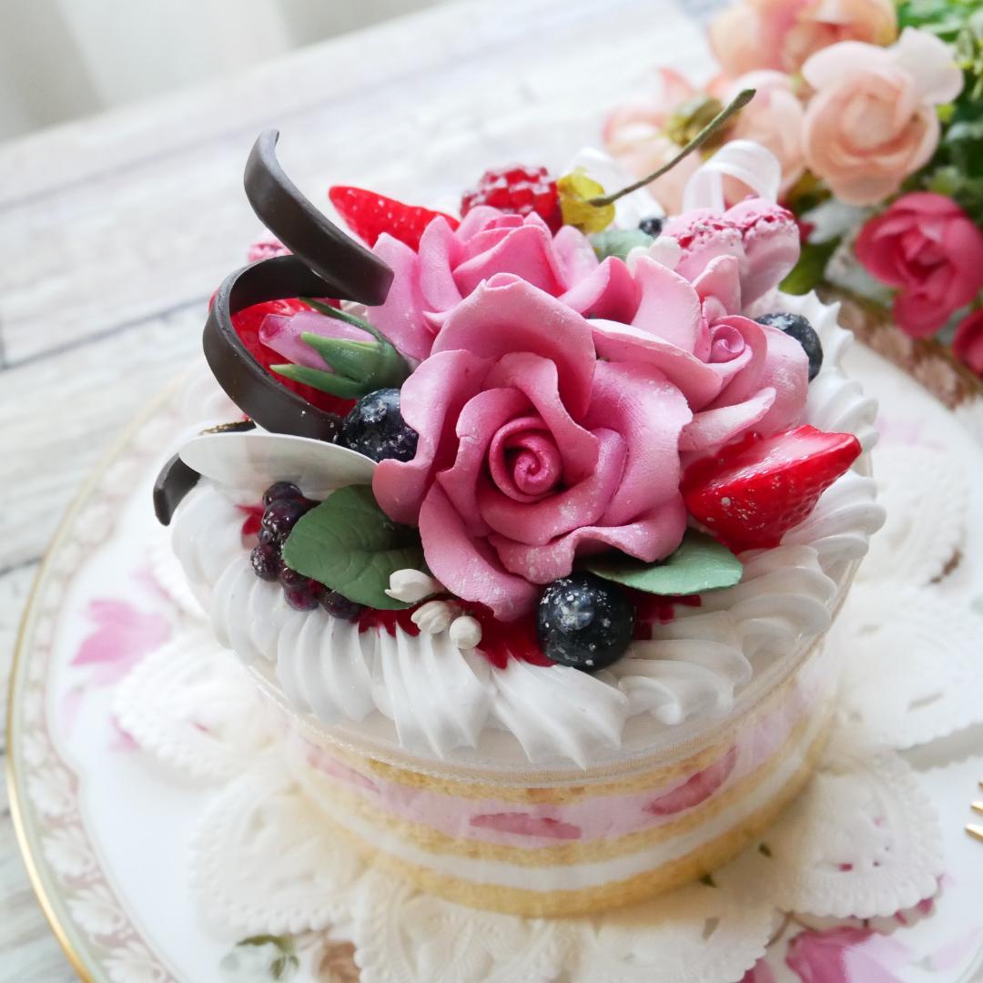 【マロングラッセ様】フェイクスイーツ◆薔薇＆マカロン飾り♡苺の華やかデコケーキ