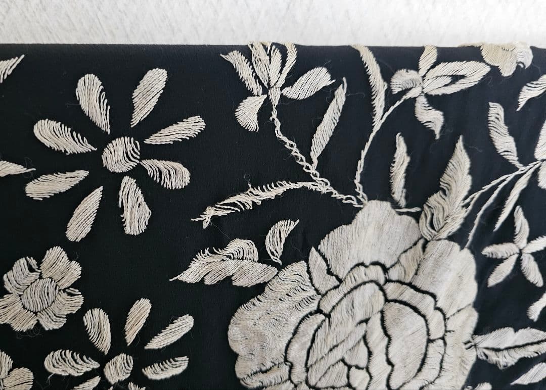 フラメンコ用　マントンシージョ黒地にアイボリー花柄刺繍 フリンジ付き