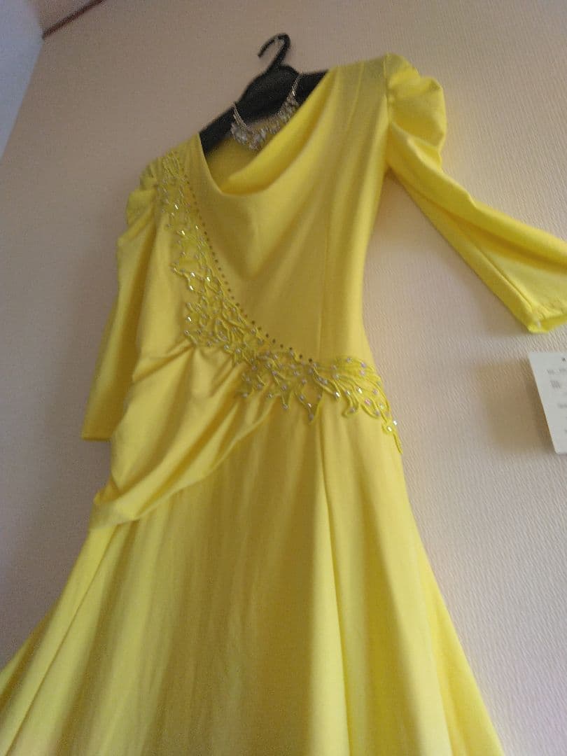 カナリアイエローにラインストーンが付いた社交ダンスのワンピースドレス✨新品フリー