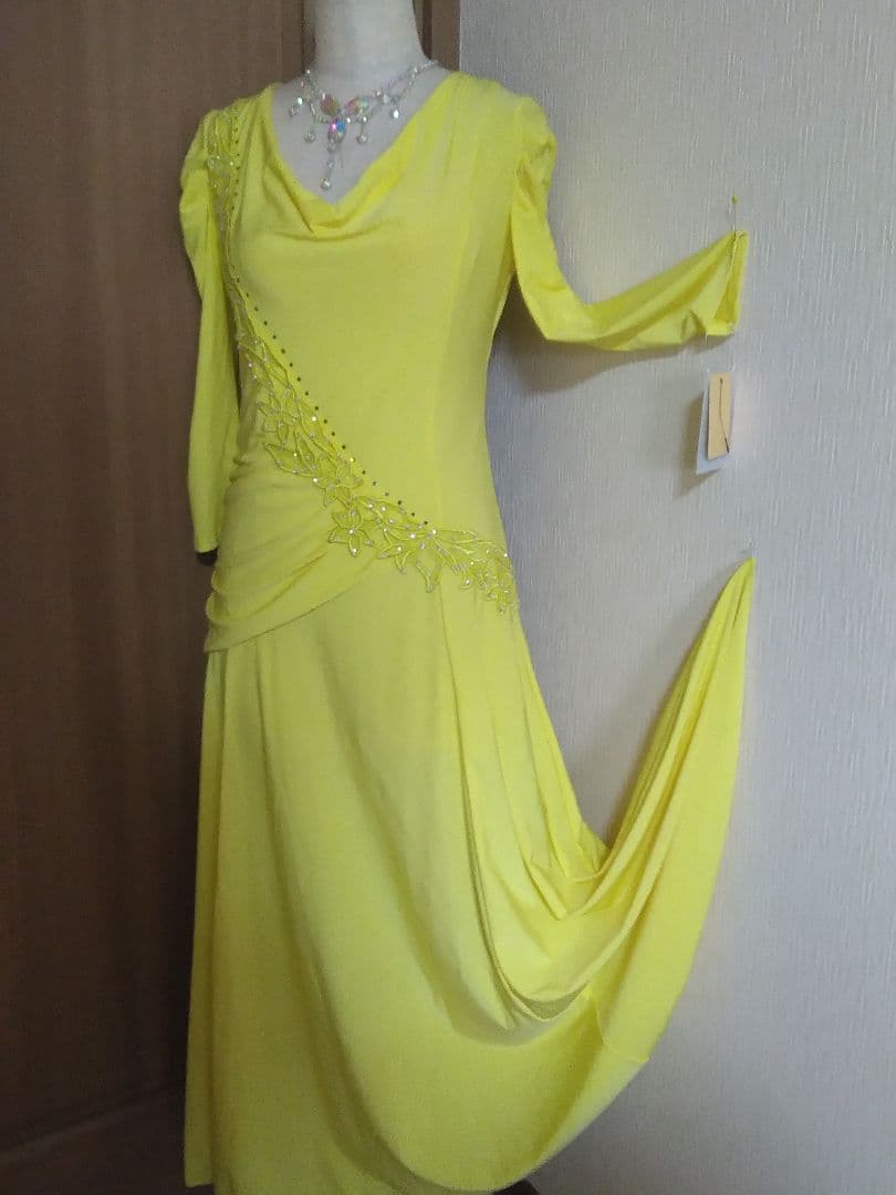 カナリアイエローにラインストーンが付いた社交ダンスのワンピースドレス✨新品フリー