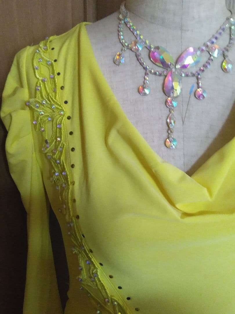 カナリアイエローにラインストーンが付いた社交ダンスのワンピースドレス✨新品フリー