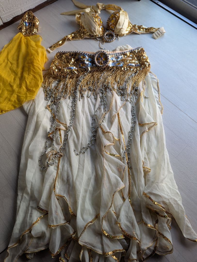 ベリーダンス 衣装　　　　　　　　　 ホワイト ゴールド4点セット