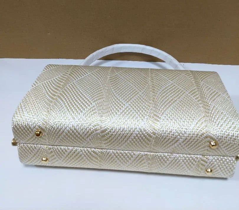 和洋兼用バック　白✖ゴールド　金具付き　大きく開けられます　衿秀