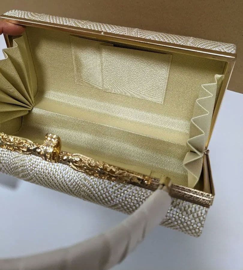 和洋兼用バック　白✖ゴールド　金具付き　大きく開けられます　衿秀