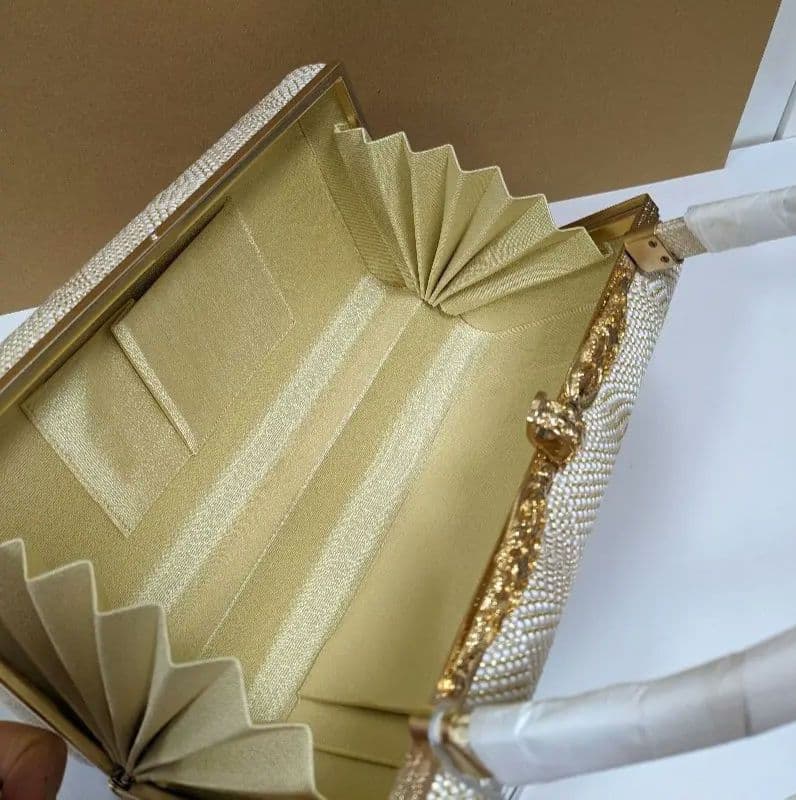 和洋兼用バック　白✖ゴールド　金具付き　大きく開けられます　衿秀