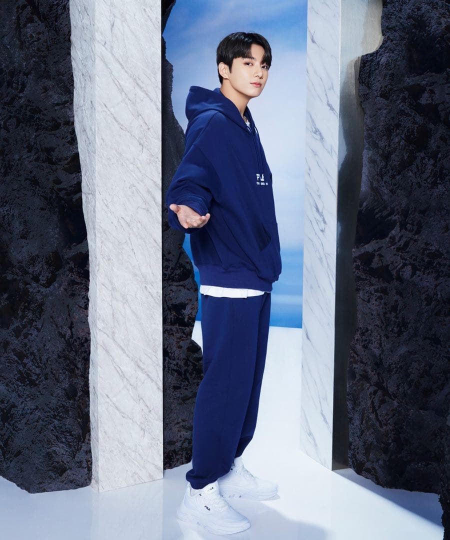 ◆ラスト1つ◆BTS着用モデル FILA パーカー