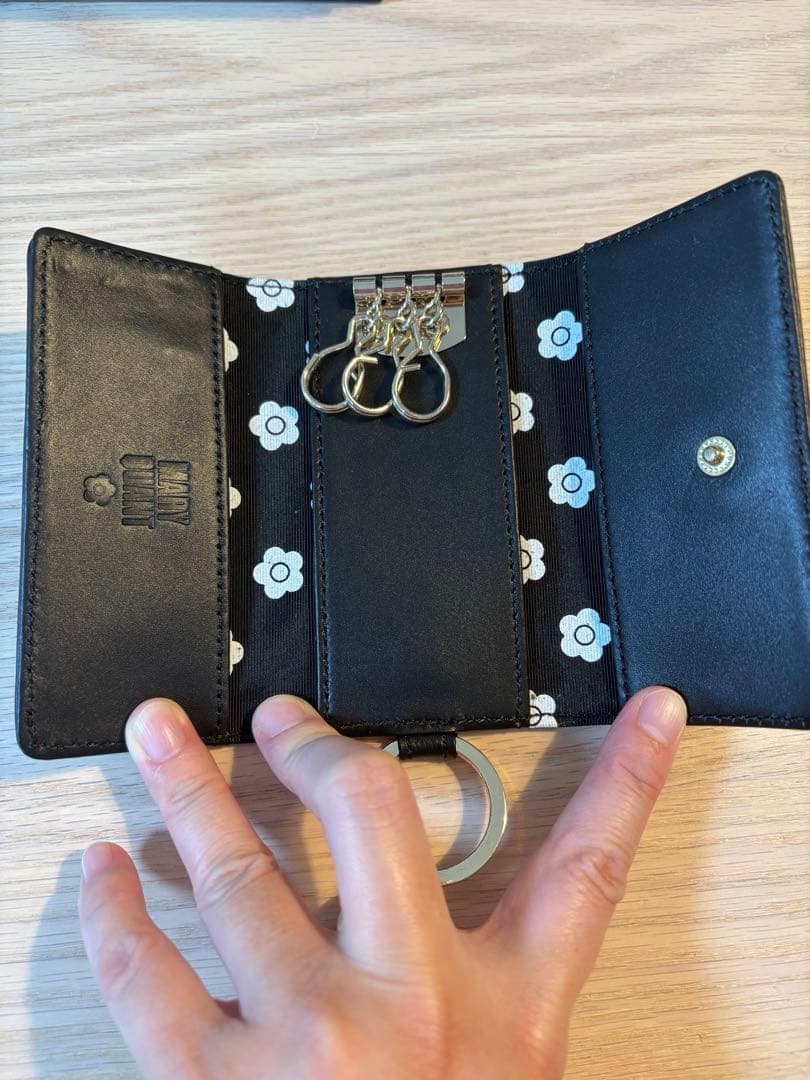 マリークワント　エンボスデイジーパール　キーケース