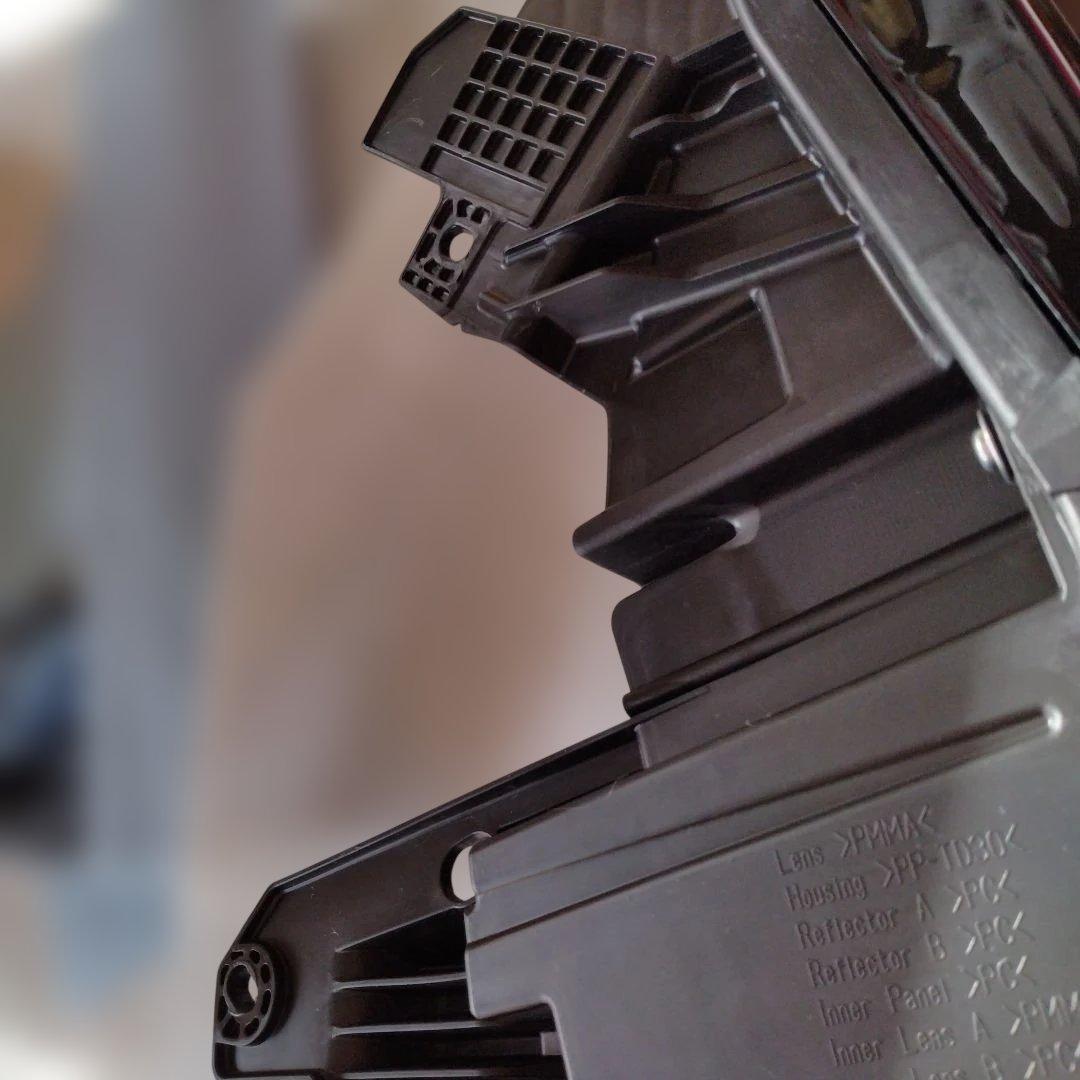 日産エクストレイルT33左側コンビランプ