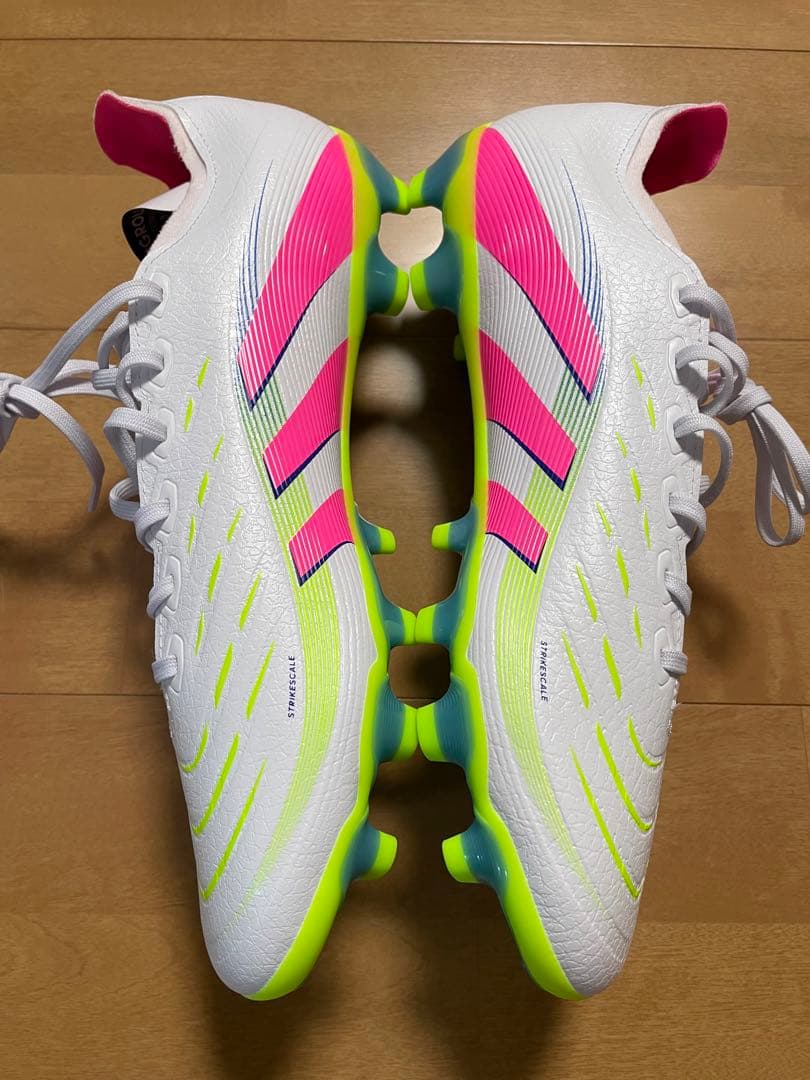 サッカースパイク　adidasプレデター