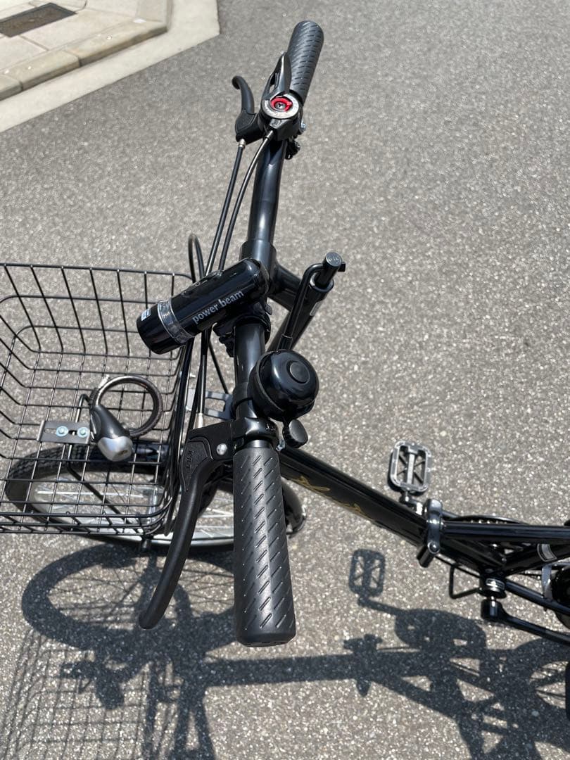 黒い折りたたみ自転車 前バスケット付き