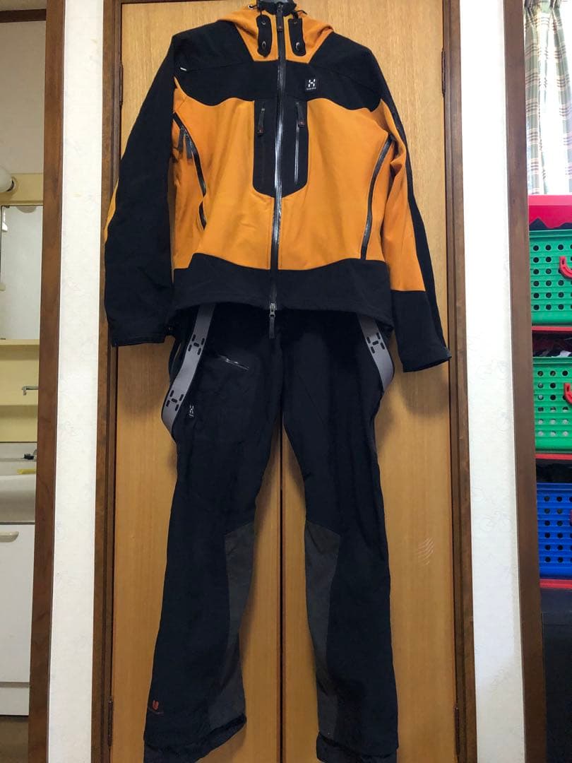 ホグロフスのスキーウェア　オレンジ　ブラック　今期風