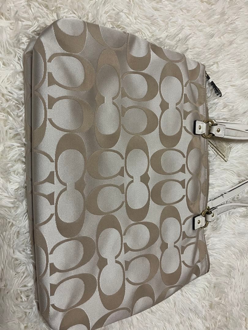 COACH トートバッグ ゴールド アイボリー チャーム付き ロゴ