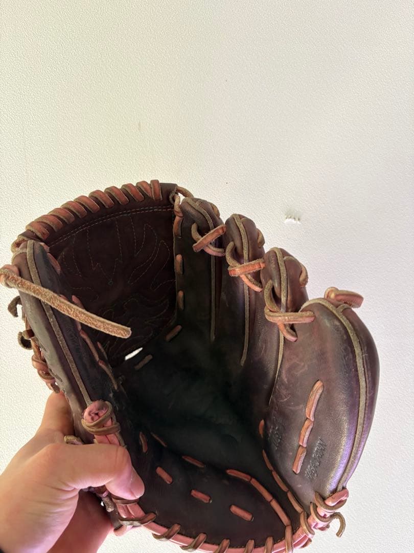 硬式投手用グローブ