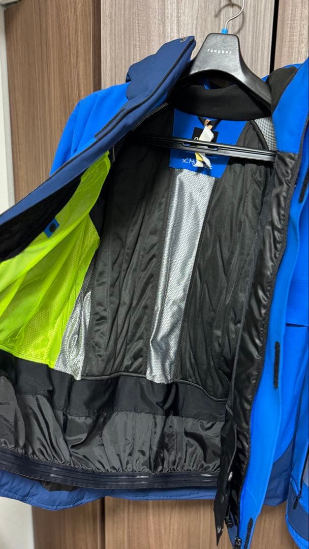 今シーズンモデル　オンヨネスキーウェア 上下　サロモンプリント入り