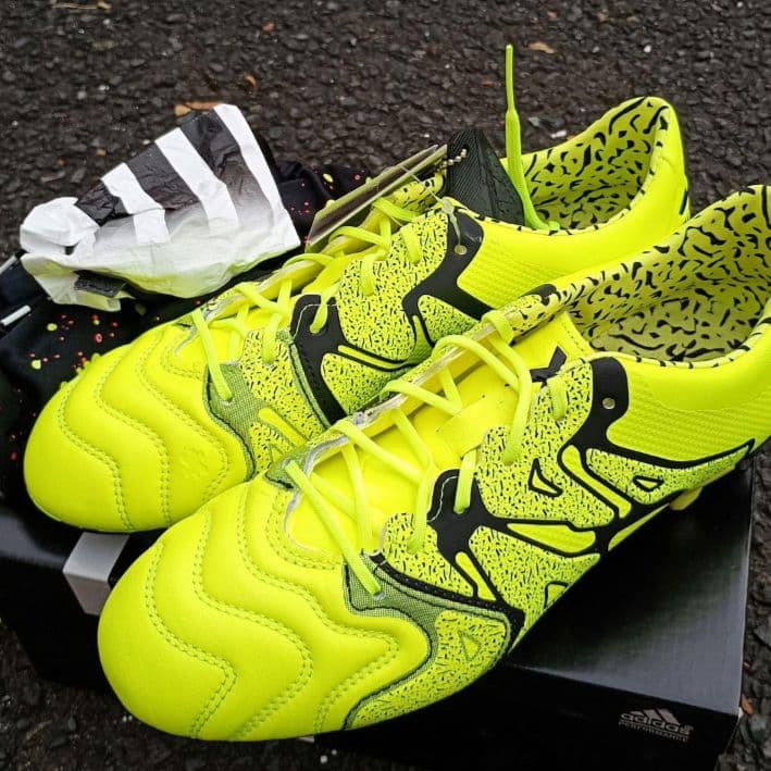 adidas ネオンイエロー サッカーシューズ