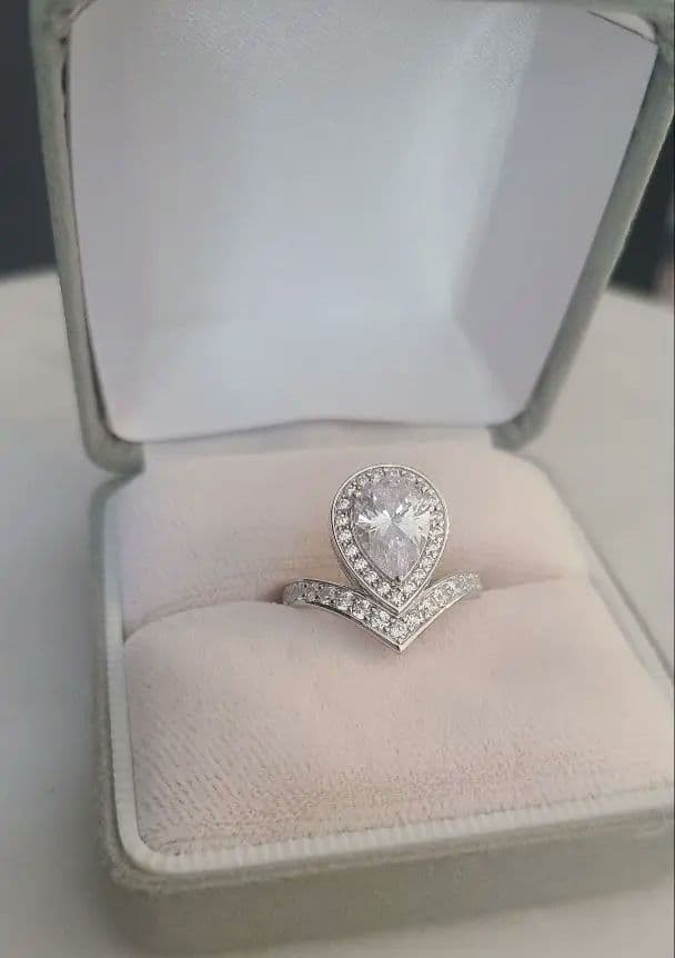 ティアラリング　指輪　モアサイト　リング