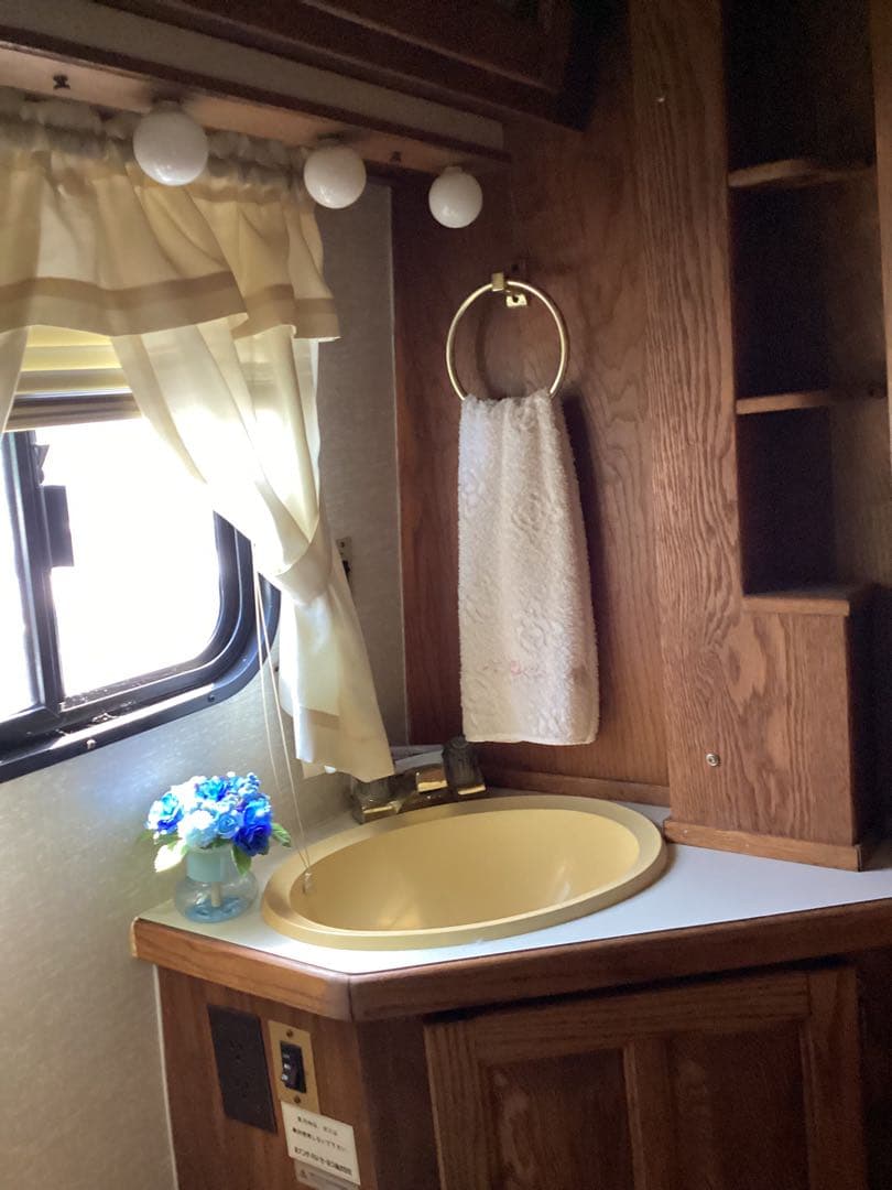 キャンピングカー　　モーターホーム　倉庫　事務所