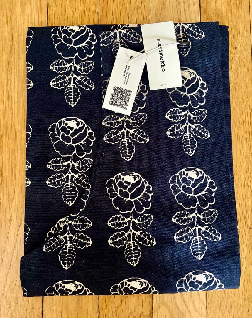 マリメッコ　vihkiruusu エプロン、新品