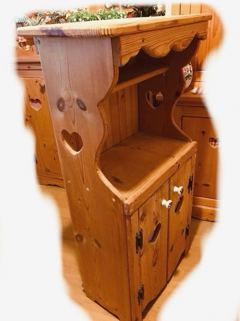 ハート型くり抜き穴のカントリーキャビネット