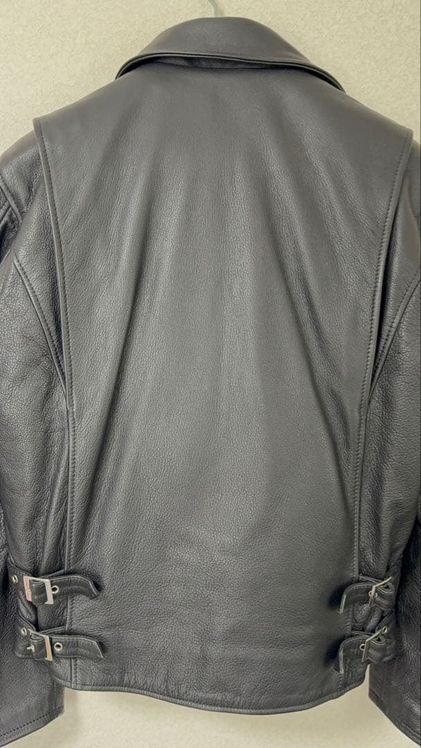 カドヤのブラックレザーダブルライダースジャケット サイズＬで厚めの牛革を使用。