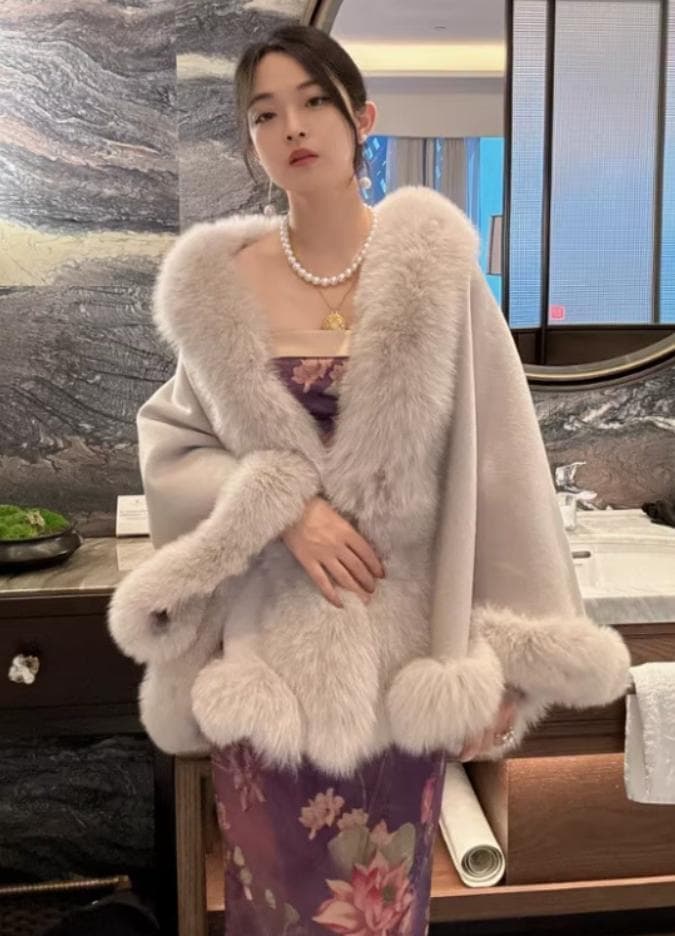 優しい雰囲気のカシミヤ混ウールフォックスファー付きポンチョ 肉厚毛皮ファー