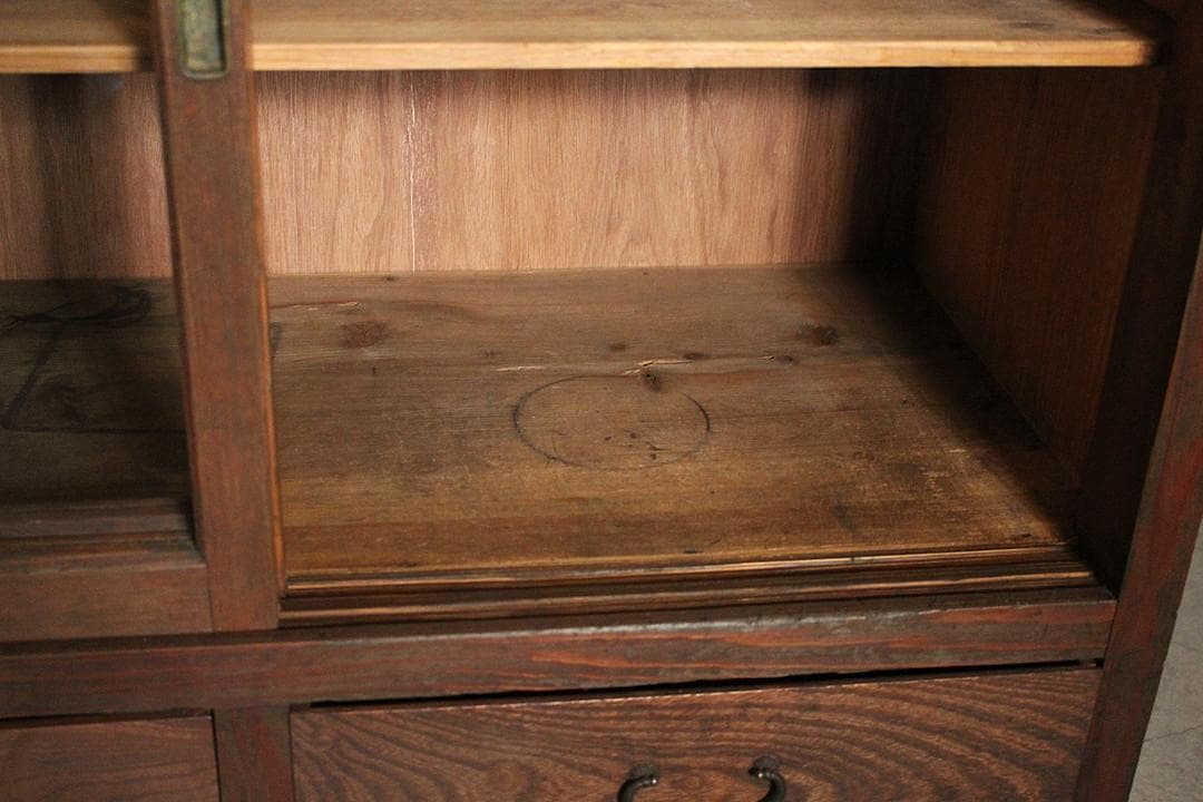 uym　古く味のある木製のガラス戸棚　引き出し2杯