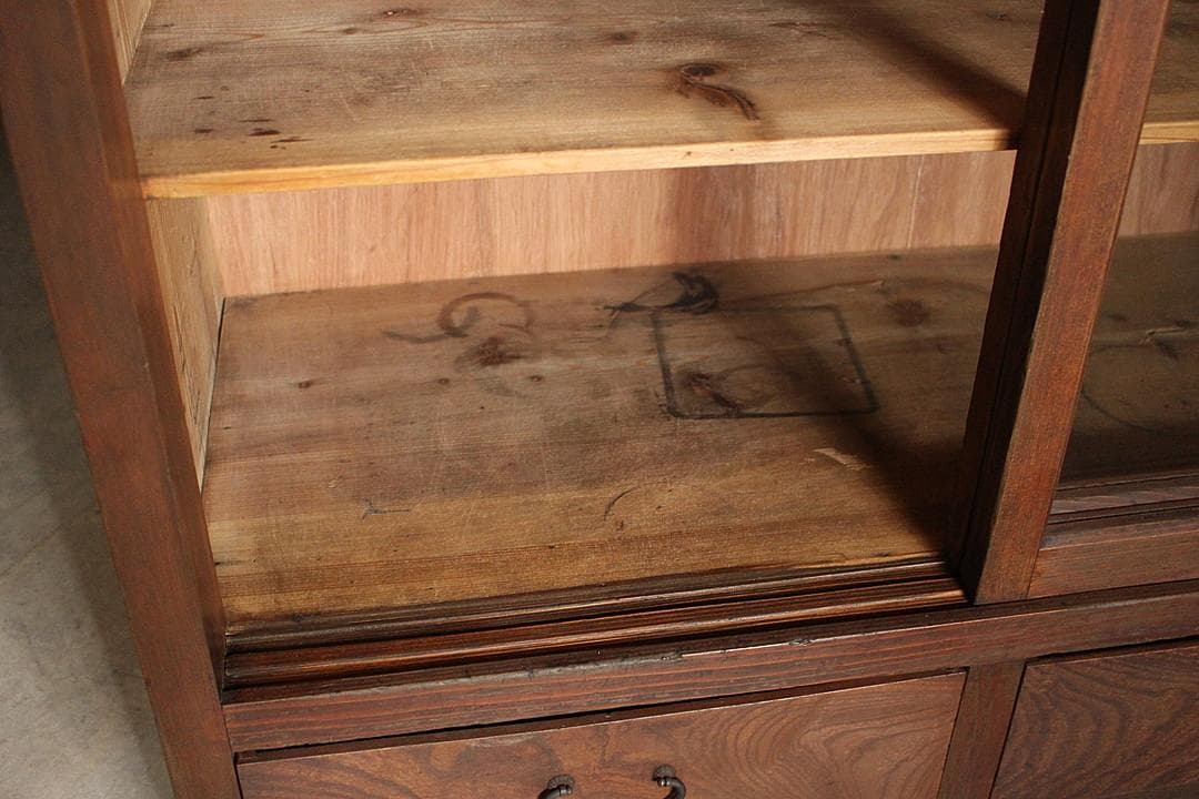 uym　古く味のある木製のガラス戸棚　引き出し2杯