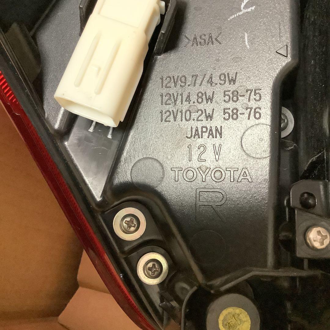 トヨタ　アルファード30後期　テールランプ右