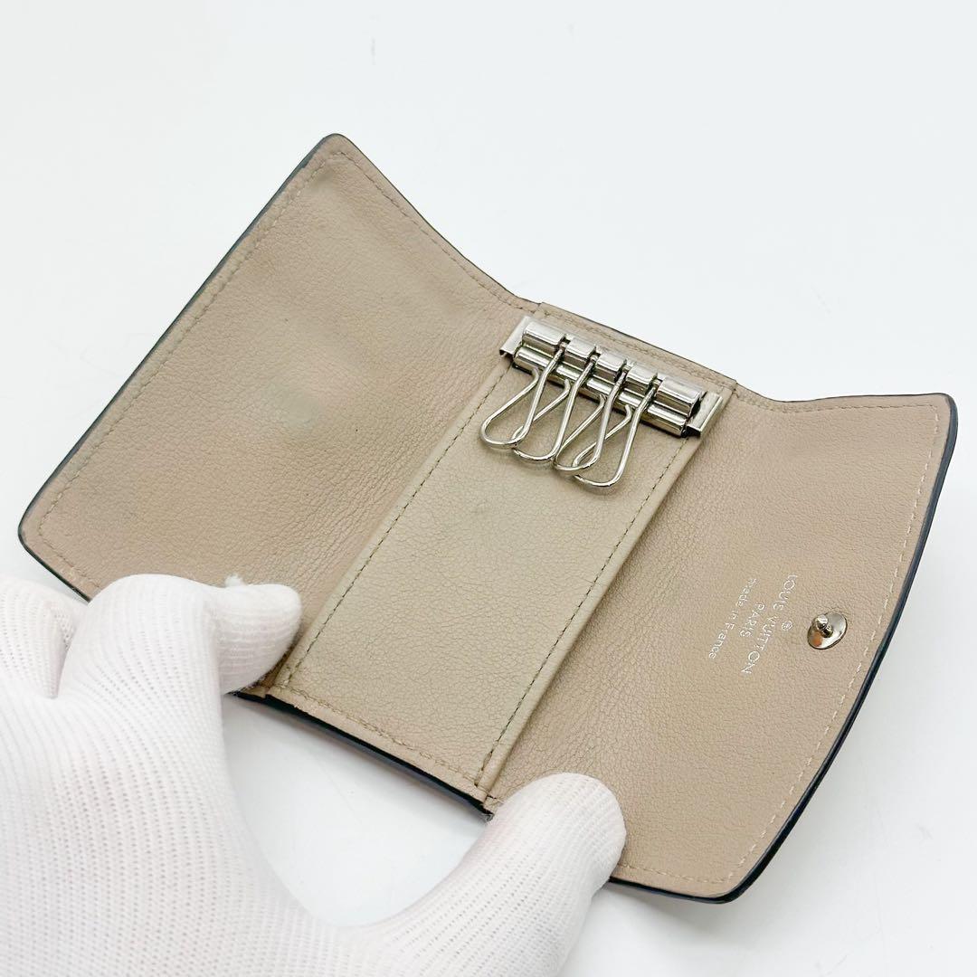 ルイヴィトン キーケース マヒナ ベージュ ミュルティクレ 4 モノグラム