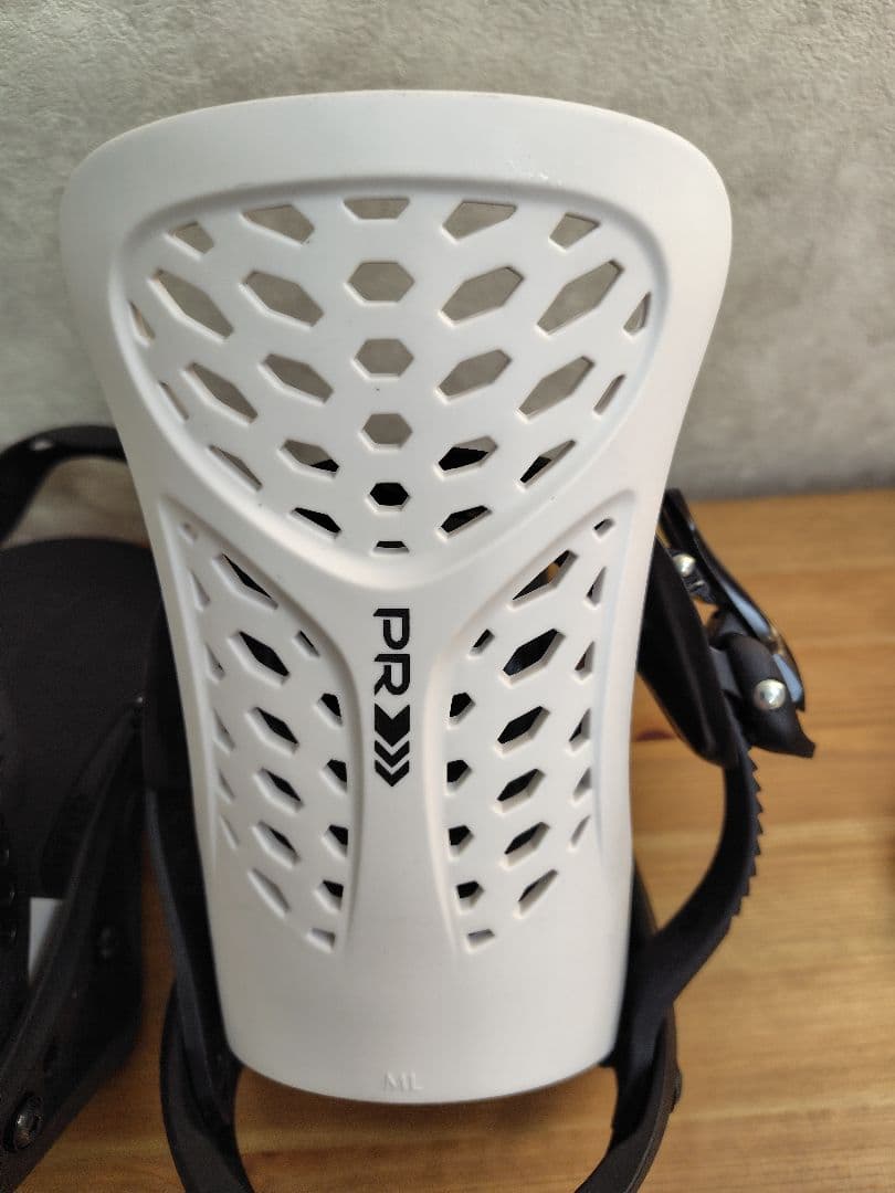 FLUX PR スノーボードビンディング M 白／黒