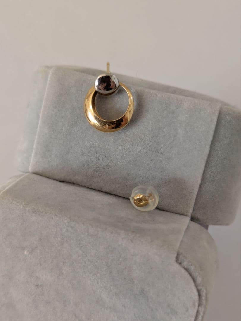 片方のみK18K142色使いスタッドピアス