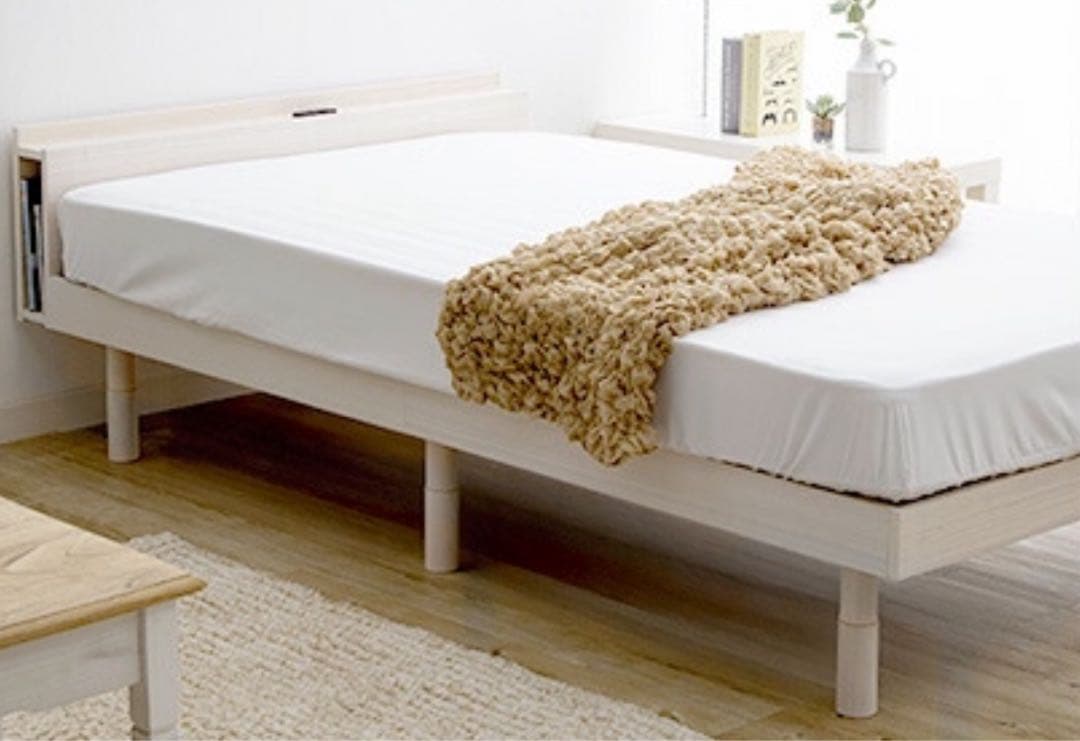 木製シングルベッドフレーム　ブックシェルフ、二口コンセント 付き